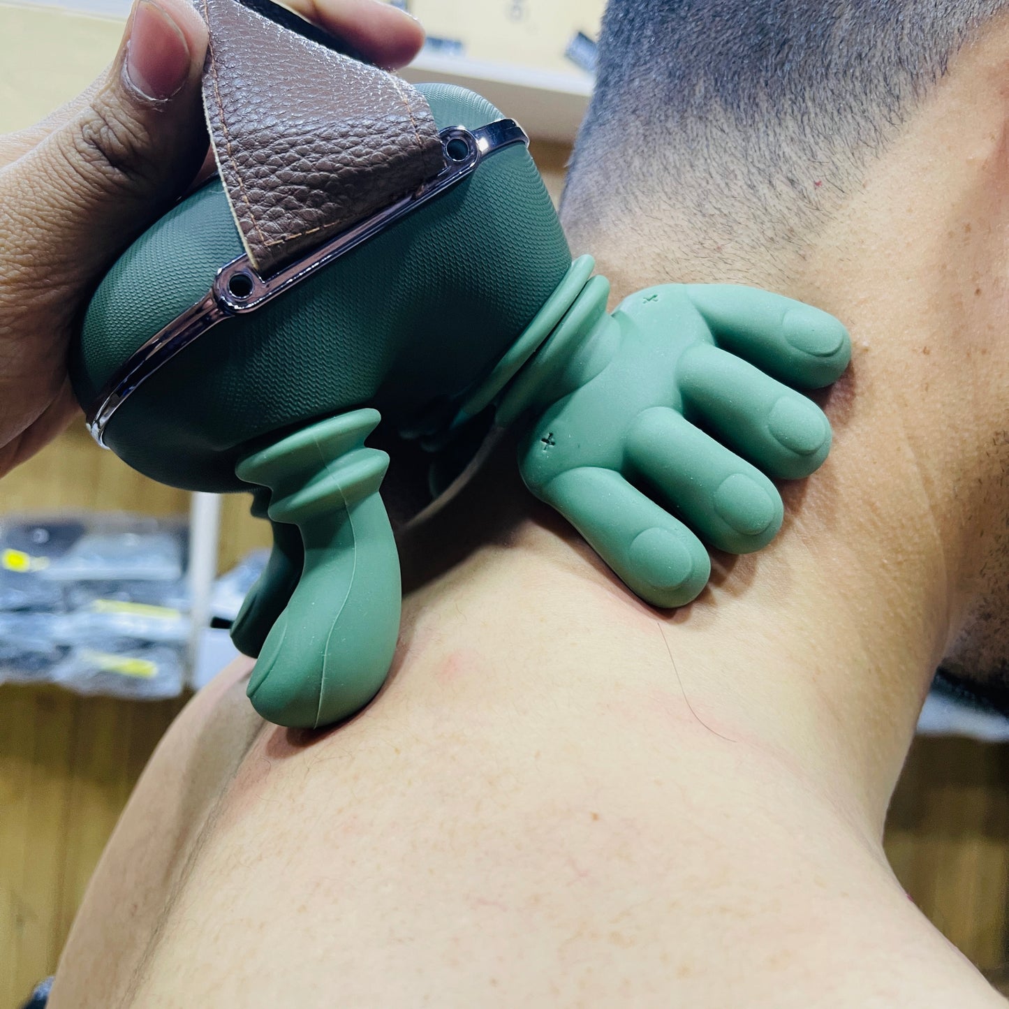 New Premium Human-Hand Simulation Shoulder and Neck Deep Tissue Massager N8