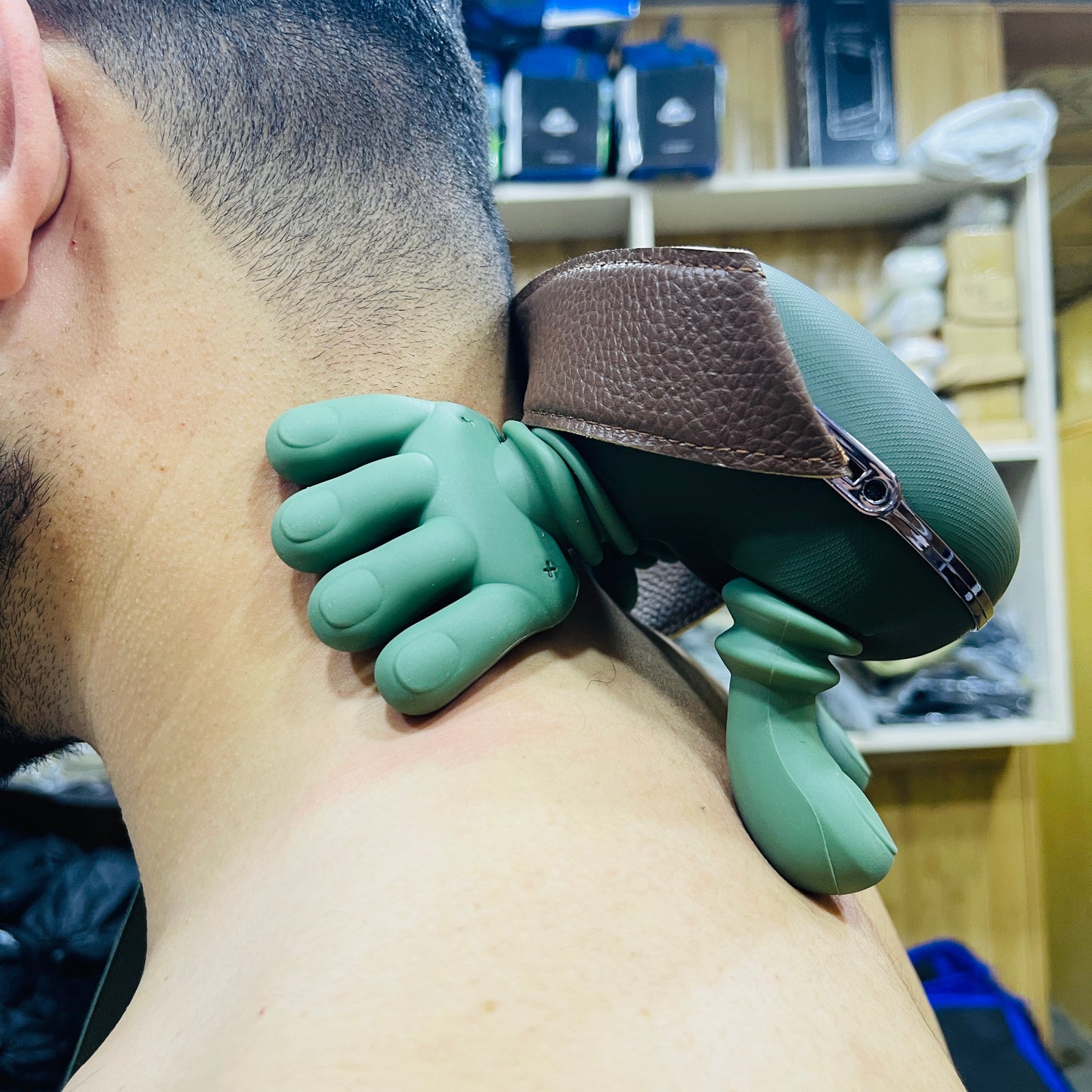 New Premium Human-Hand Simulation Shoulder and Neck Deep Tissue Massager N8