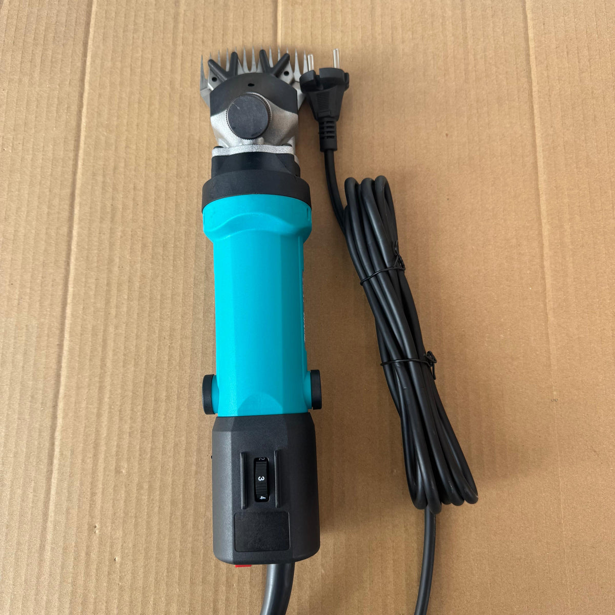Makita 690W Electric Sheep & Goat Shearing Machine